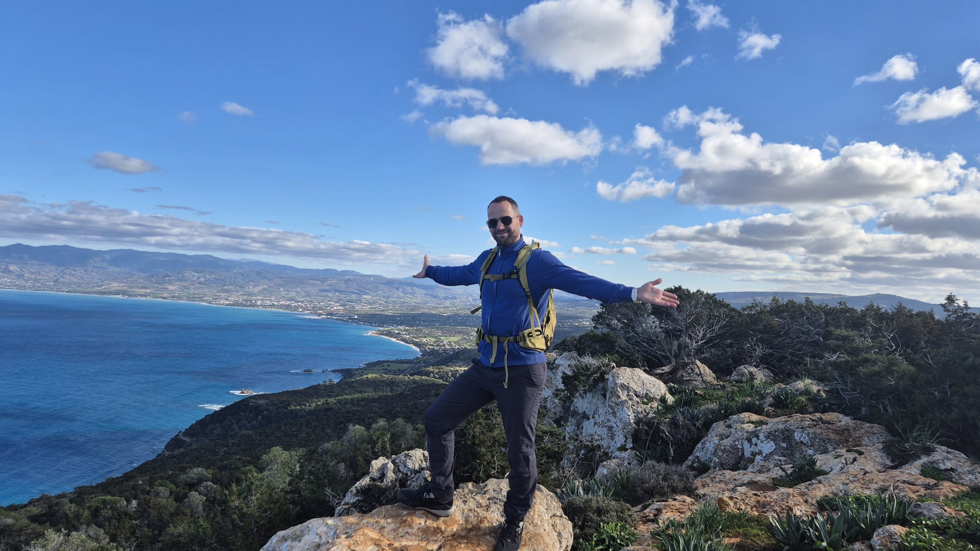 Jakob Essen beim Wandern auf einem Berg in Zypern